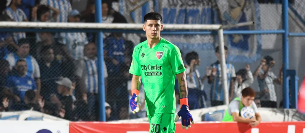 Arquero de Newell's Old Boys durante un entrenamiento en el predio de Roca.