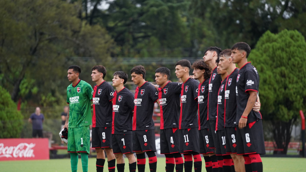 Jugadores juveniles de Newell's Old Boys en partido de inferiores de AFA.