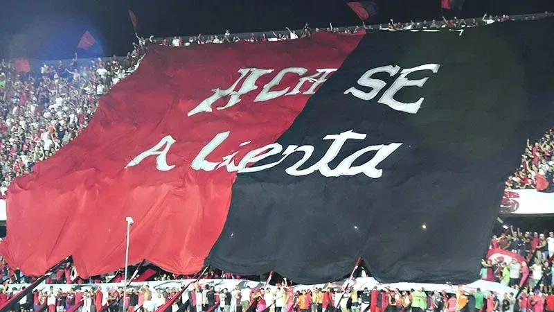 Jugadores de Newell's Old Boys durante un partido de fútbol profesional.