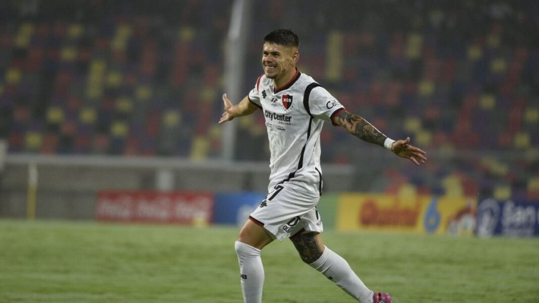 Jugadores de Newell's Old Boys celebran un gol durante el partido contra Central Córdoba en el Estadio Gabino Sosa.