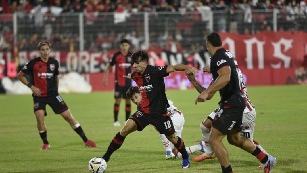 Frank Kudelka dirigiendo a Newell's Old Boys durante un partido del Torneo Apertura