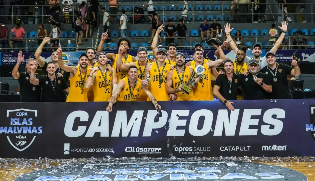 Jugadores de Obras Basket celebran el título de la Copa Islas Malvinas en la cancha de Formosa.