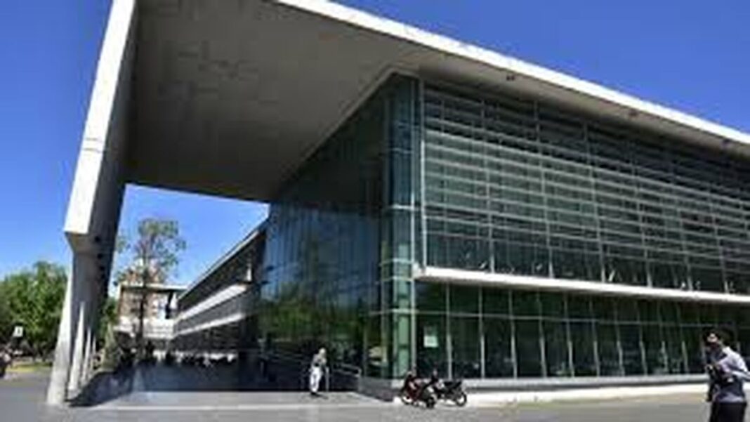 Fachada de obra en construcción en el centro de la ciudad de Santa Fe