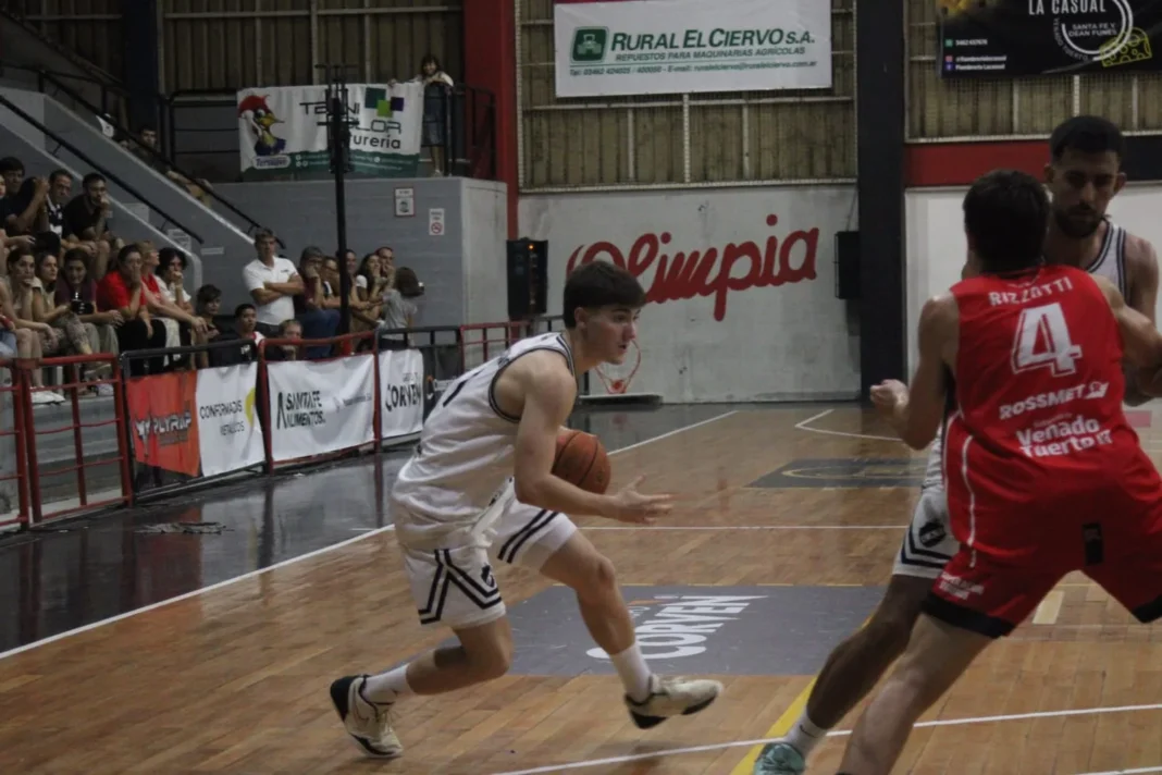 Jugadores de Olimpia y Temperley en acción durante el partido de la Liga Federal en Venado Tuerto.