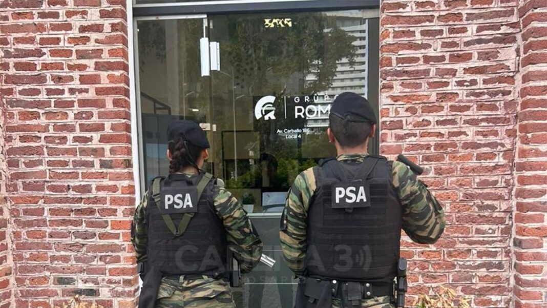 Ilustración de un operativo policial y documentos judiciales en Santa Fe