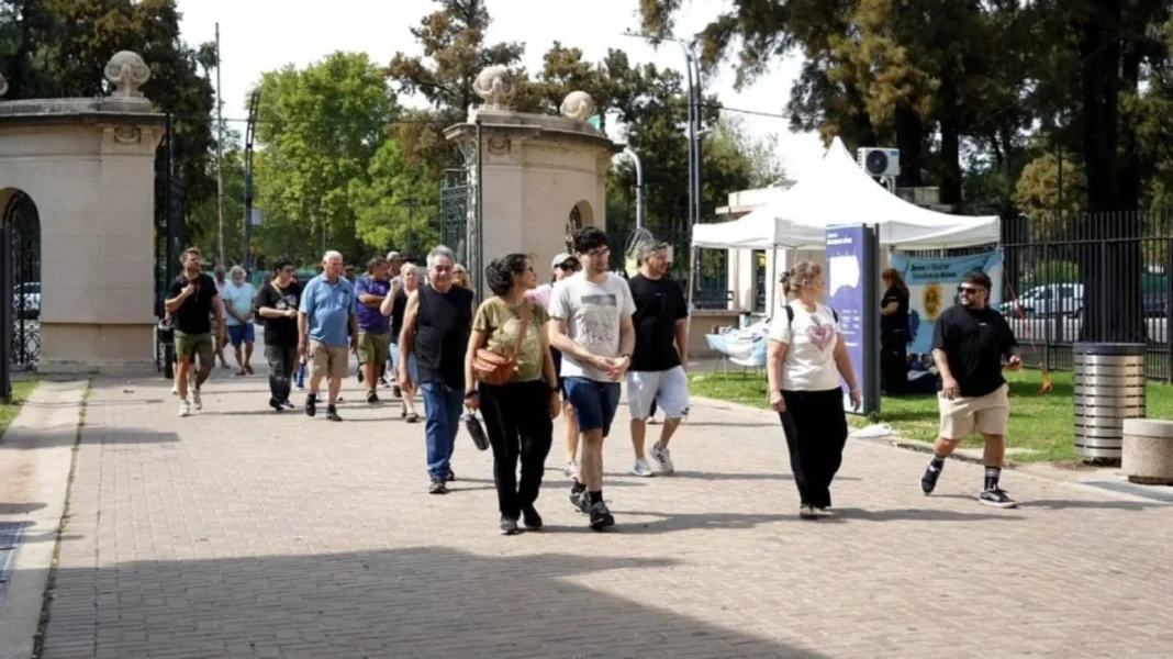 Público recorriendo los galpones del Outlet Rosario de Marcas Locales en su primer día de apertura