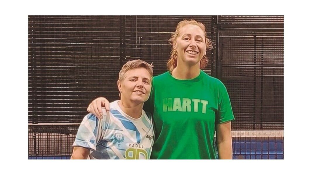 Jugadores de pádel rosarinos en cancha durante la experiencia en Punta Cana, República Dominicana.
