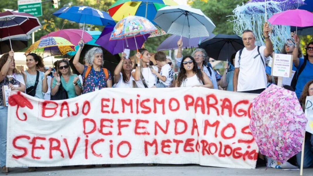 Trabajadores del SMN en concentración frente a la sede central