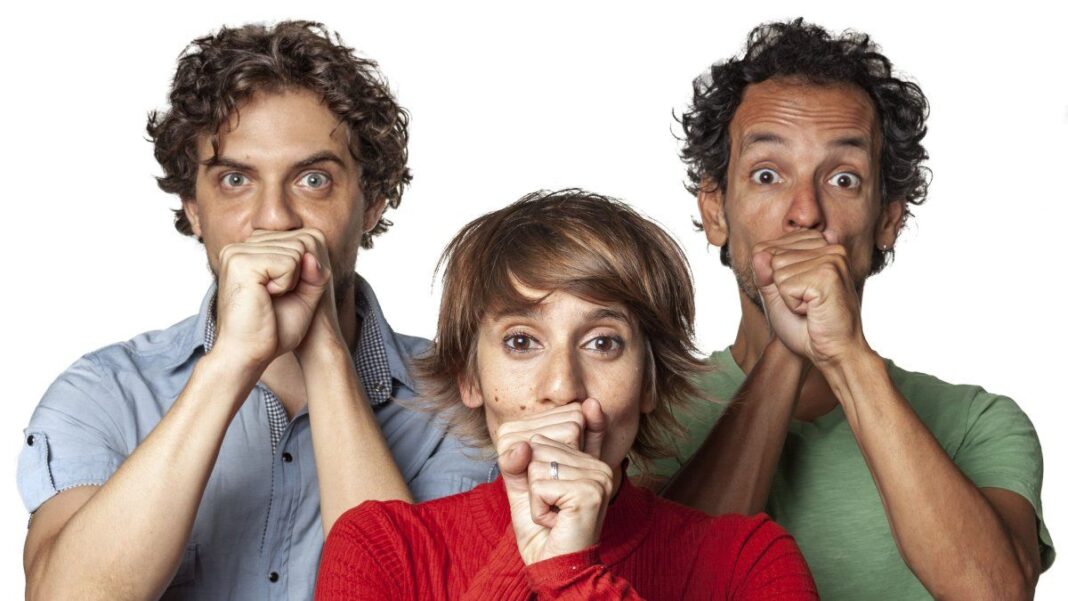 Integrantes del grupo Pim Pau en escena durante una presentación en vivo.