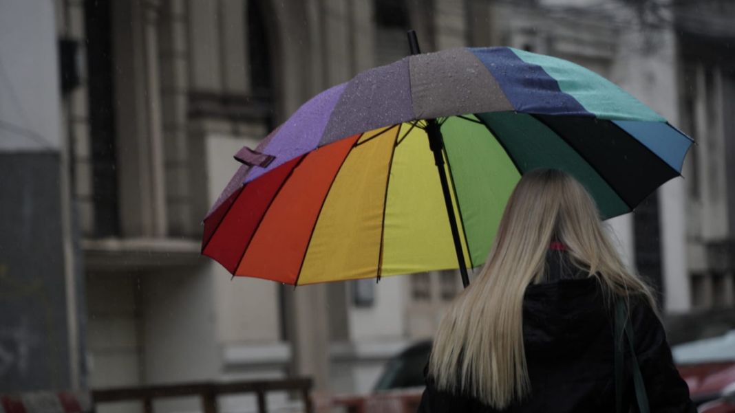 Mapa del pronóstico del tiempo con nubes y lluvia sobre la región de Rosario, provincia de Santa Fe.