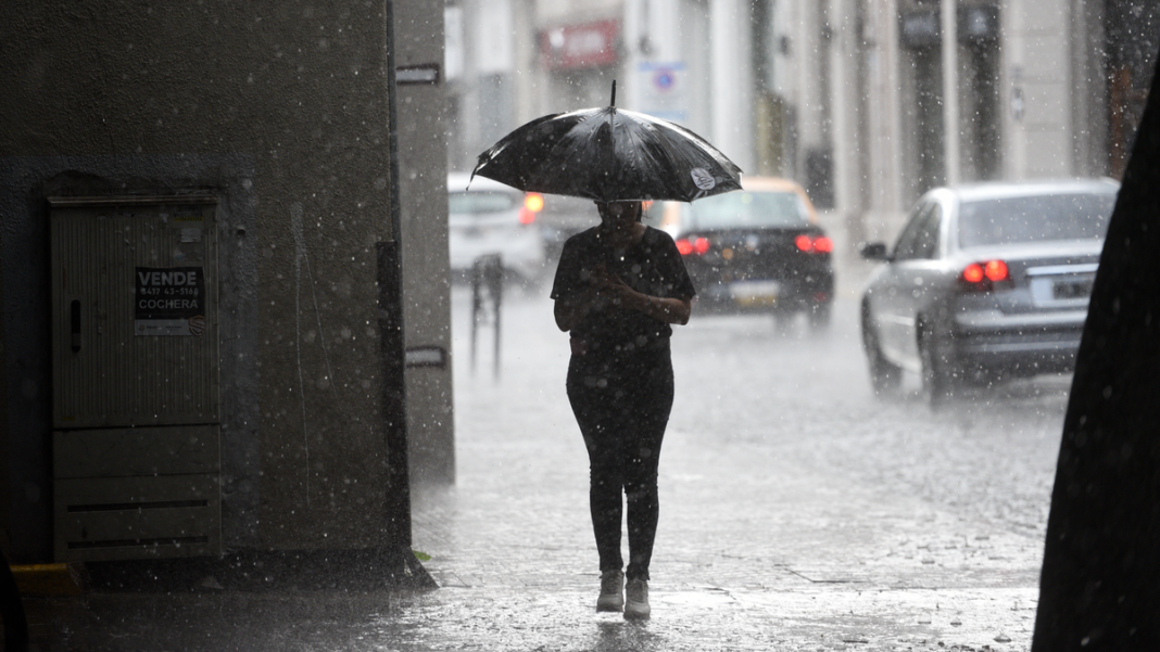 Mapa del pronóstico del tiempo mostrando la región de Rosario, Santa Fe, con íconos de tormentas y nubes.