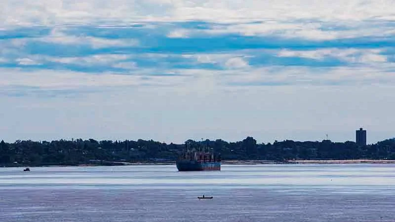 Cielo sobre Rosario con nubes dispersas y claros, ilustrando la mejora climática del fin de semana.