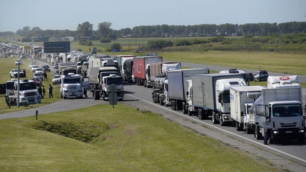 Trabajos de mantenimiento vial en una ruta de la provincia de Santa Fe