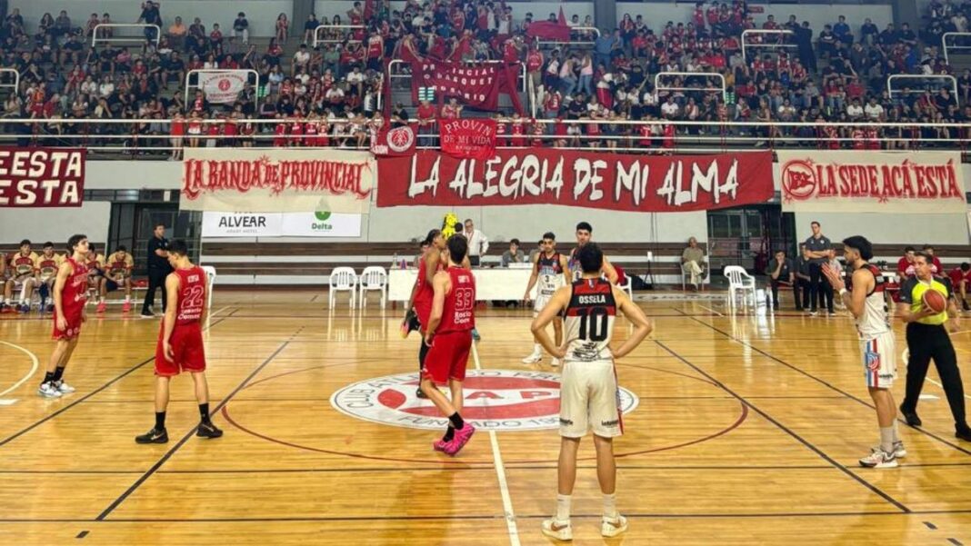 Jugadores de Provincial en acción durante el partido de cuartos de final en el estadio Salvador Bonilla.