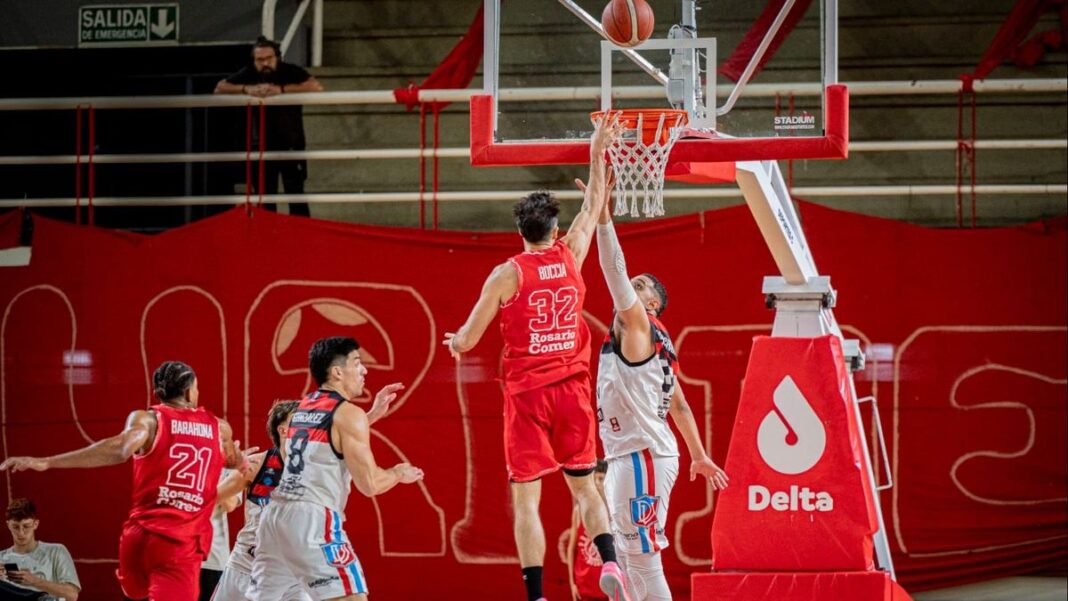 Jugadores de Provincial de Rosario en partido de la Liga Argentina de Básquet en el estadio Salvador Bonilla.