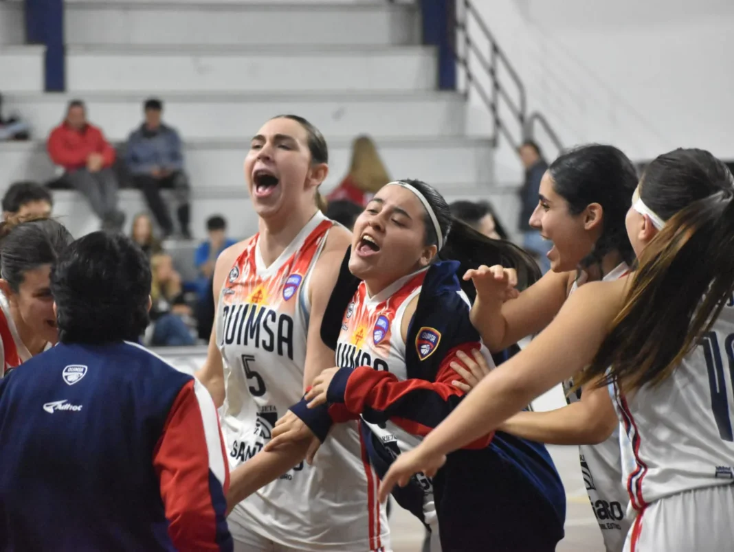 Jugadoras de Quimsa y Náutico en acción durante el partido de playoffs de la Liga Femenina.