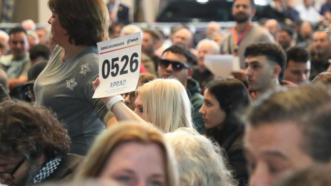 Vista del Salón Metropolitano de Rosario durante la quinta subasta de bienes incautados al delito organizada por la provincia de Santa Fe.