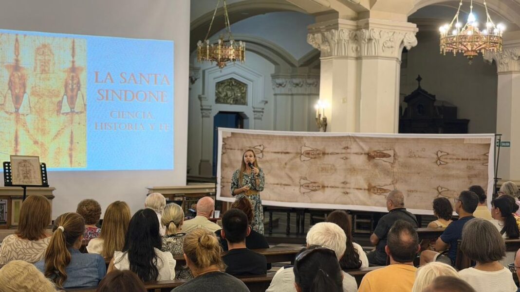 Réplica de la Sábana Santa expuesta durante una charla en la iglesia María Auxiliadora de Rosario.