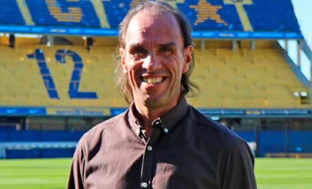 Carlos Navarro Montoya, exarquero y director técnico, en el banquillo.