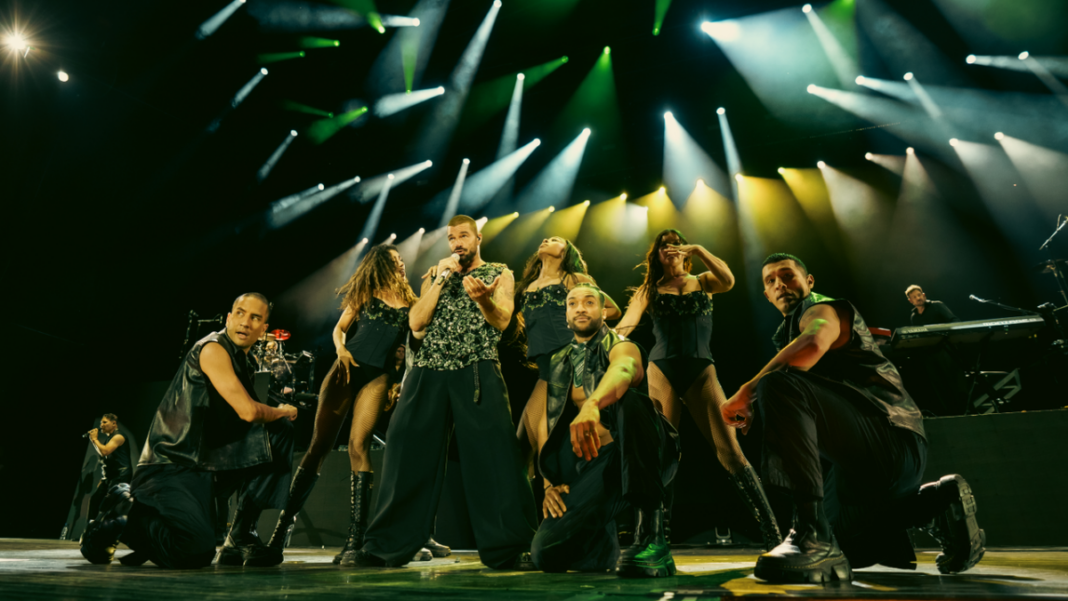 Ricky Martin durante su presentación en el escenario del Autódromo Municipal de Rosario.