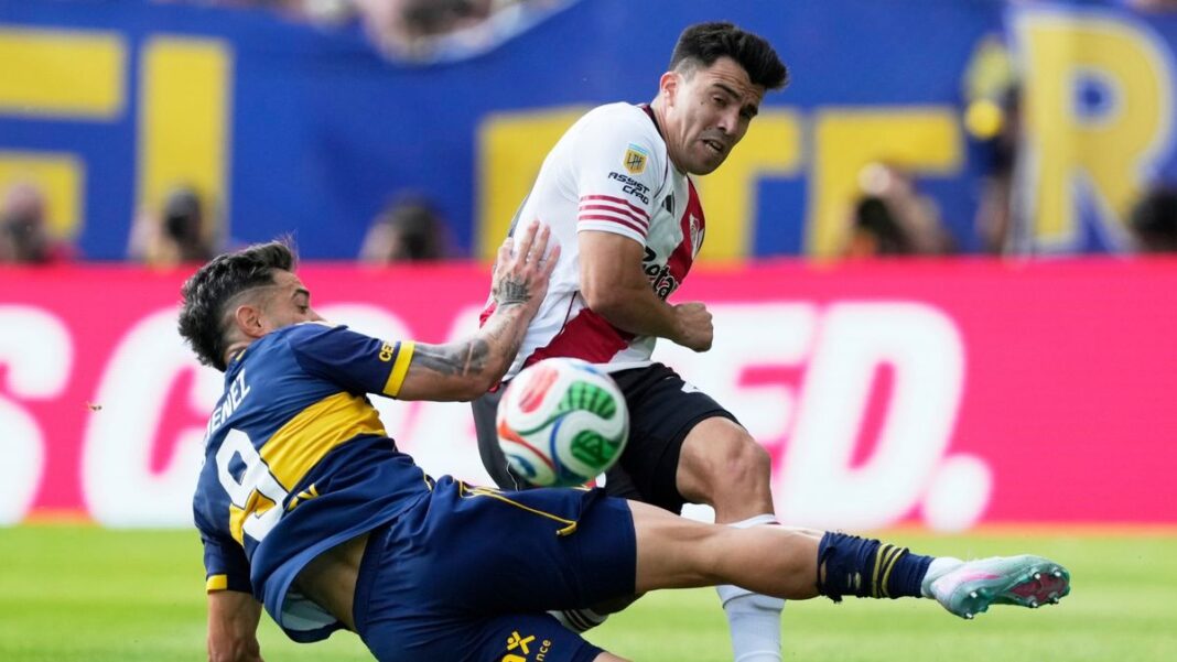 Los escudos de River Plate y Boca Juniors enfrentados, representando el Superclásico del fútbol argentino.