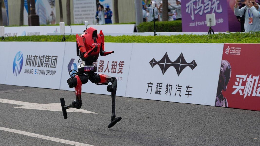 Robot humanoide compitiendo en una carrera de media maratón en un circuito urbano.