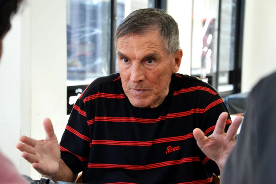 Roque Alfaro, histórico exjugador de Newell's Old Boys, durante una entrevista.