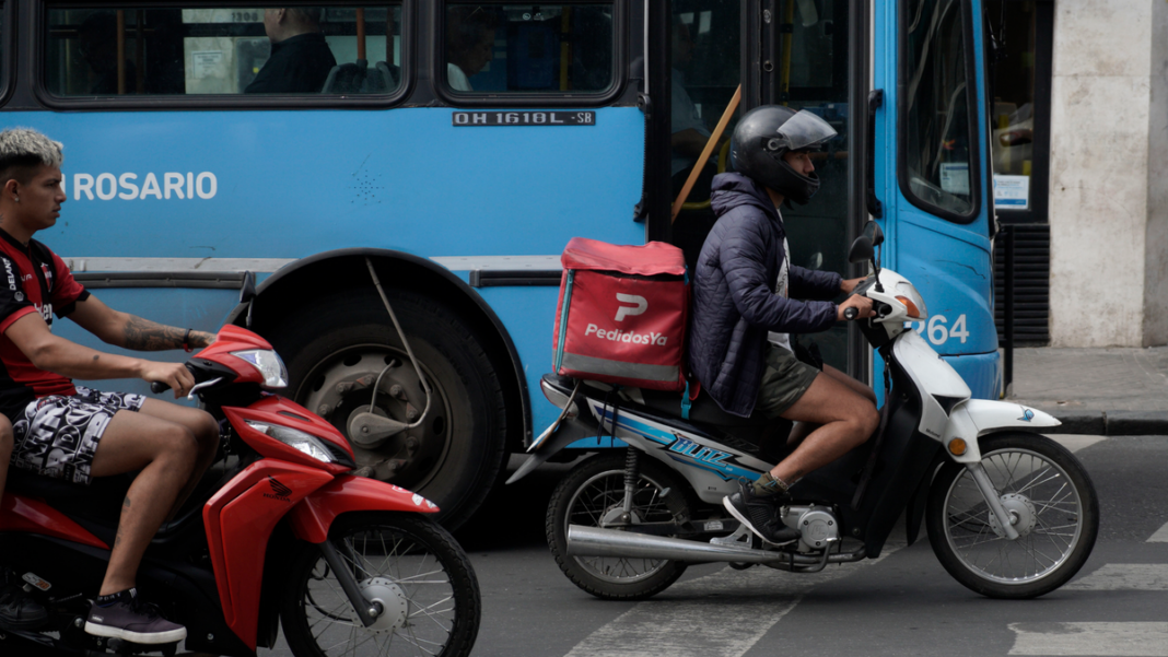 Repartidor en bicicleta con mochila de delivery en la ciudad de Rosario
