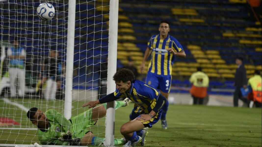 Jugadores de Rosario Central e Independiente del Valle durante el partido en el Gigante de Arroyito.