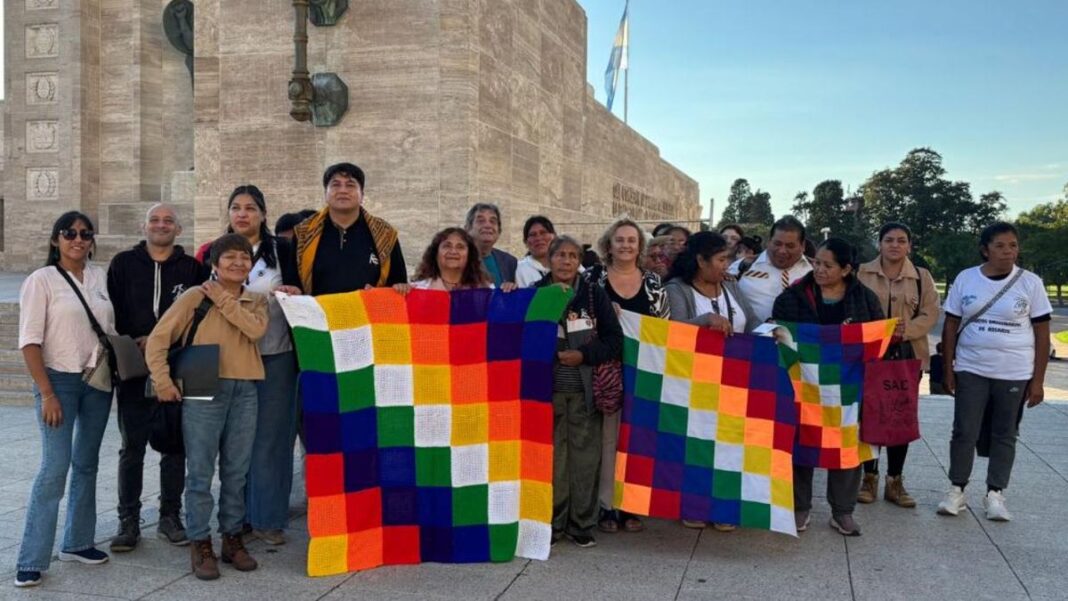 Participantes en el Festival de los Pueblos Originarios en el Parque Independencia de Rosario.