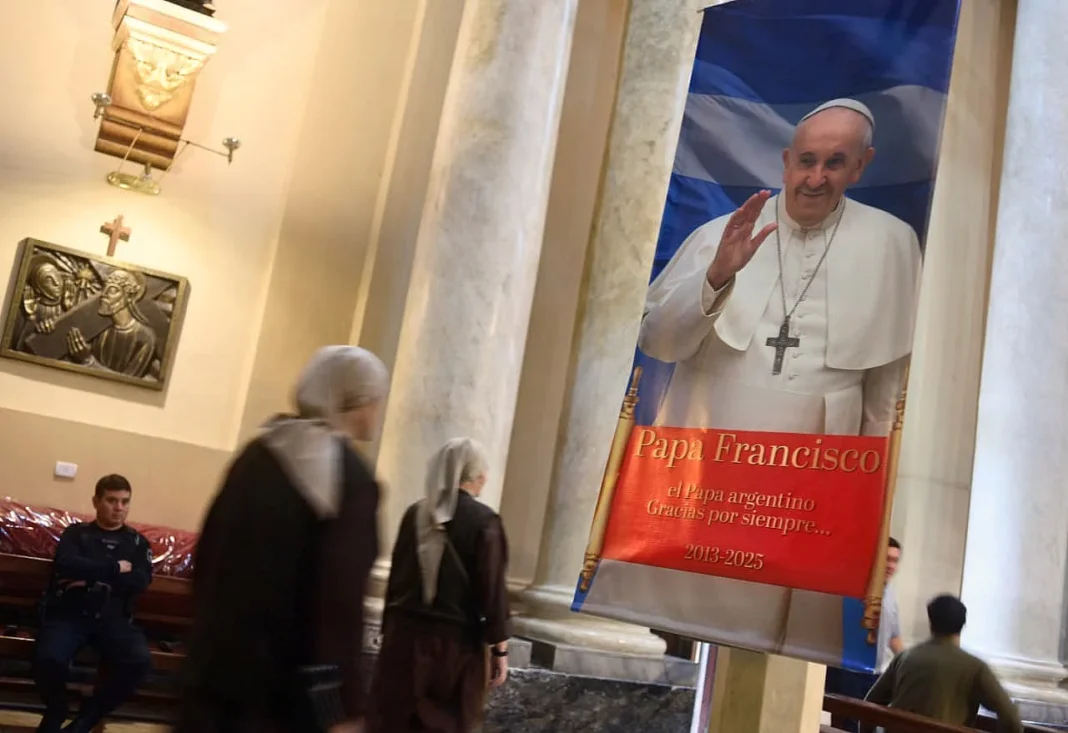 Fieles en la Catedral Basílica Nuestra Señora del Rosario recordando al Papa Francisco