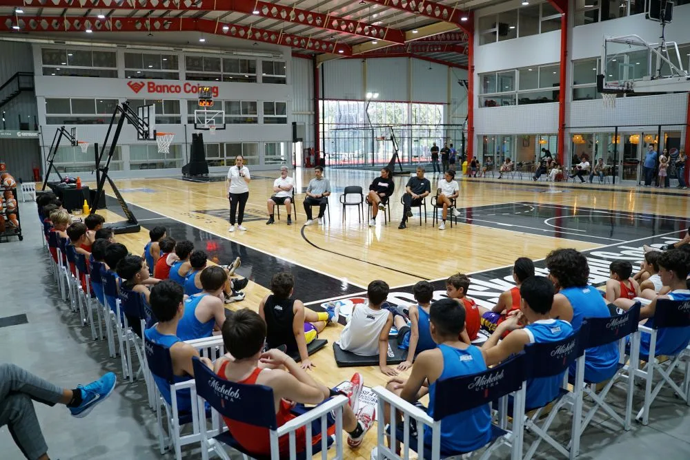 Participantes y asistentes en el evento Summit de deporte y negocios en el Rosarino Arena Sports.