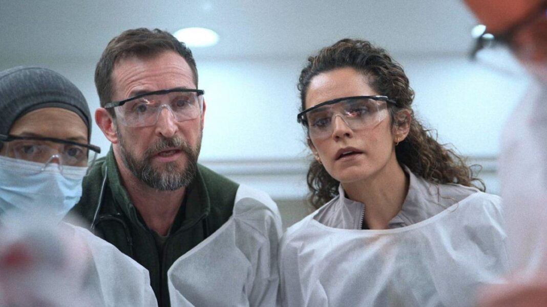 Imagen promocional de la serie The Pitt de HBO Max, con personajes médicos en un hospital.