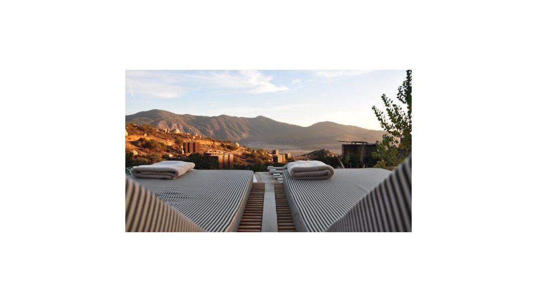 Vista panorámica del Lago Lácar y montañas en San Martín de los Andes, Patagonia Argentina.