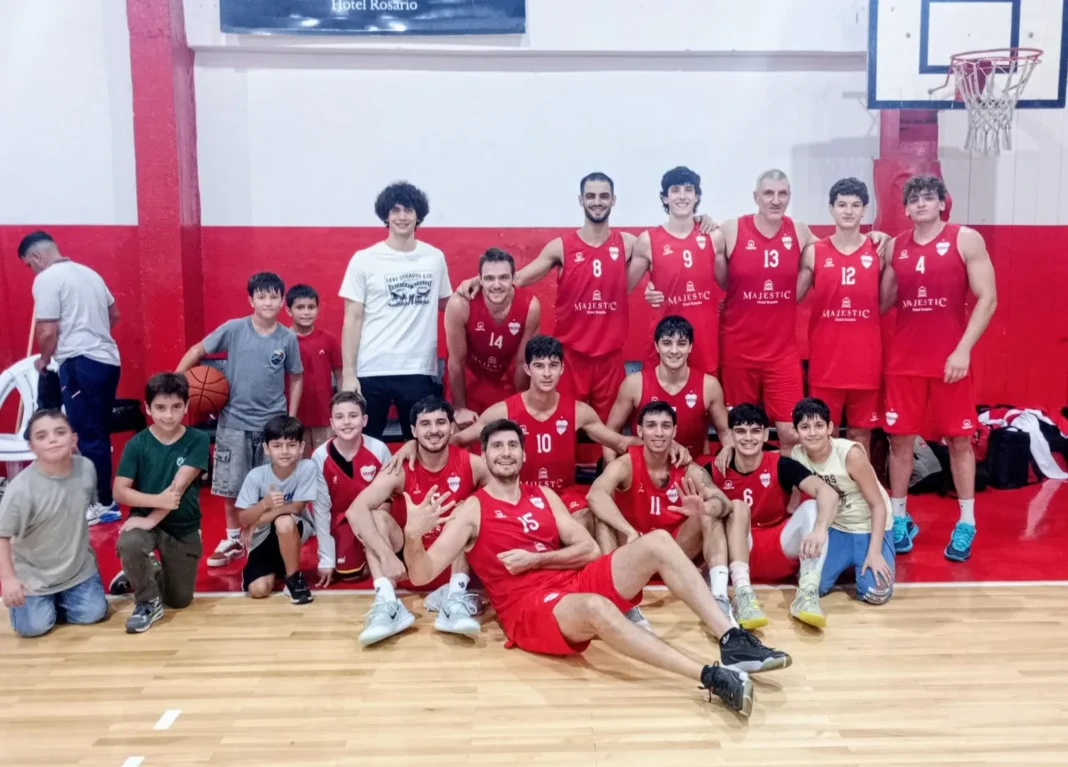 Jugador de básquet en acción durante un partido de la Liga Rosarina