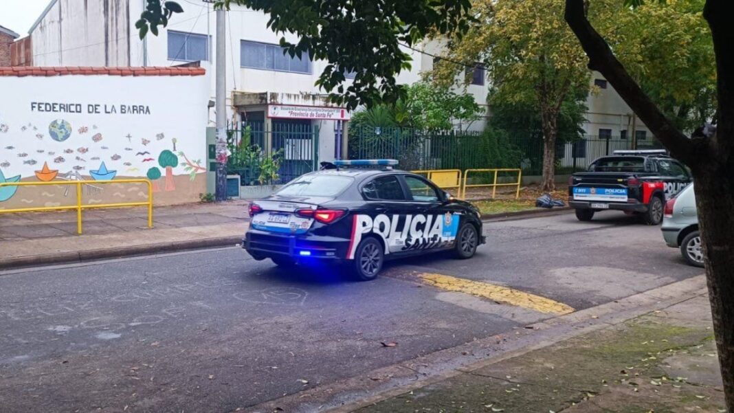 Fachada de una escuela en la provincia de Santa Fe