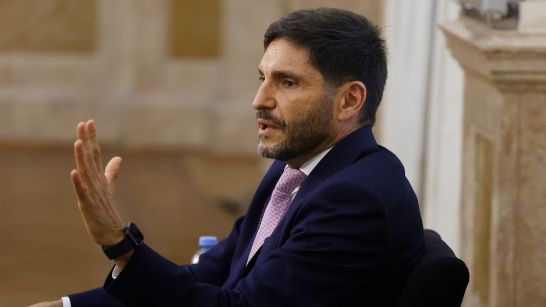 Gobernador Maximiliano Pullaro y ministra Sandra Pettovello firmando acuerdo en escritorio