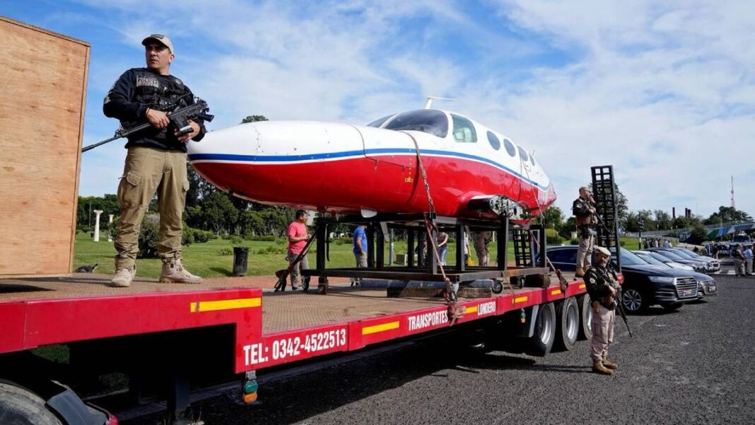 Vehículos y avioneta expuestos para la subasta de bienes incautados en el Parque Alem, Rosario.