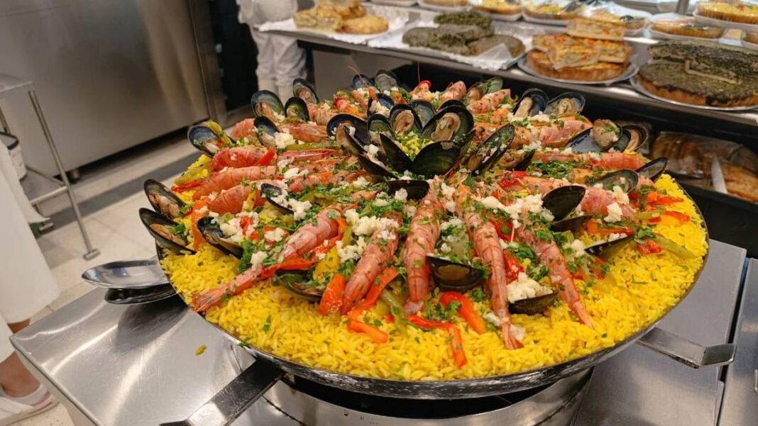 Clientes realizando compras en una pescadería de Rosario durante la Semana Santa