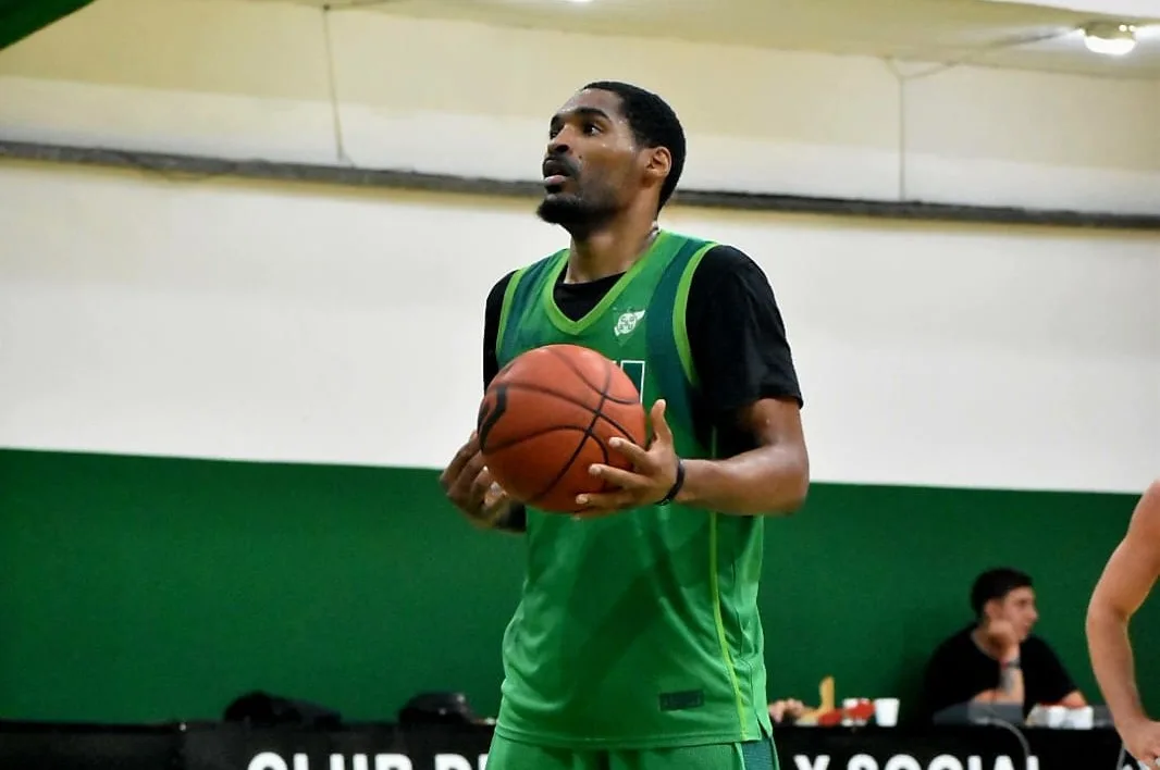 Jugadores de básquet en acción durante un partido de la Superliga de Santa Fe