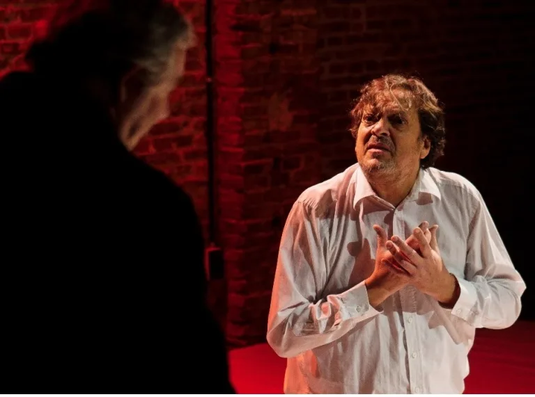 Escena de la obra Stéfano, dirigida por Rody Bertol, en La Orilla Infinita