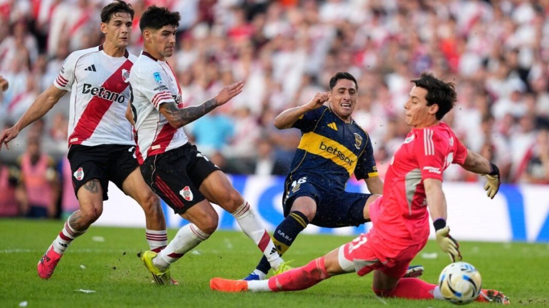 Jugadores de Boca Juniors y River Plate durante el superclásico en el estadio Monumental.