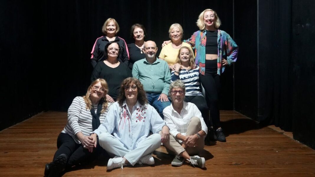 Grupo de personas mayores de 50 años realizando una improvisación teatral en la Sala Tandava de Rosario