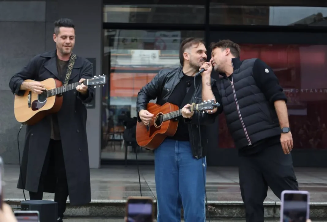 Público reunido durante la presentación sorpresa de la banda Tan Biónica en la explanada del Centro Cultural Fontanarrosa en Rosario.