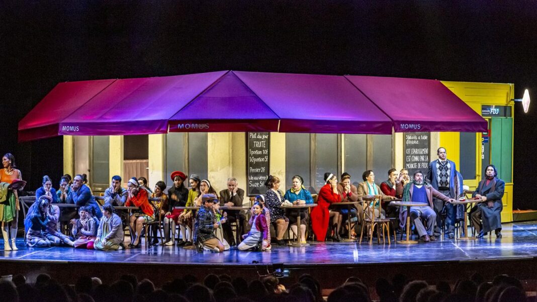 Elenco y escenografía de la obra 'La Bohème' en el Teatro El Círculo de Rosario.