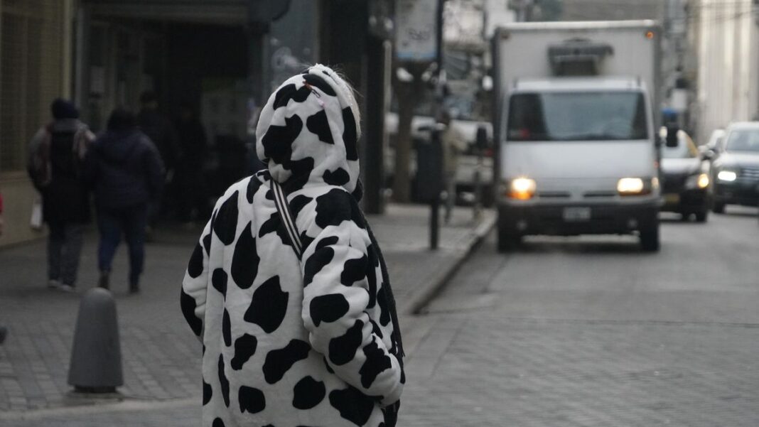 Cielo nublado sobre la ciudad de Rosario anticipando la llegada de un frente frío