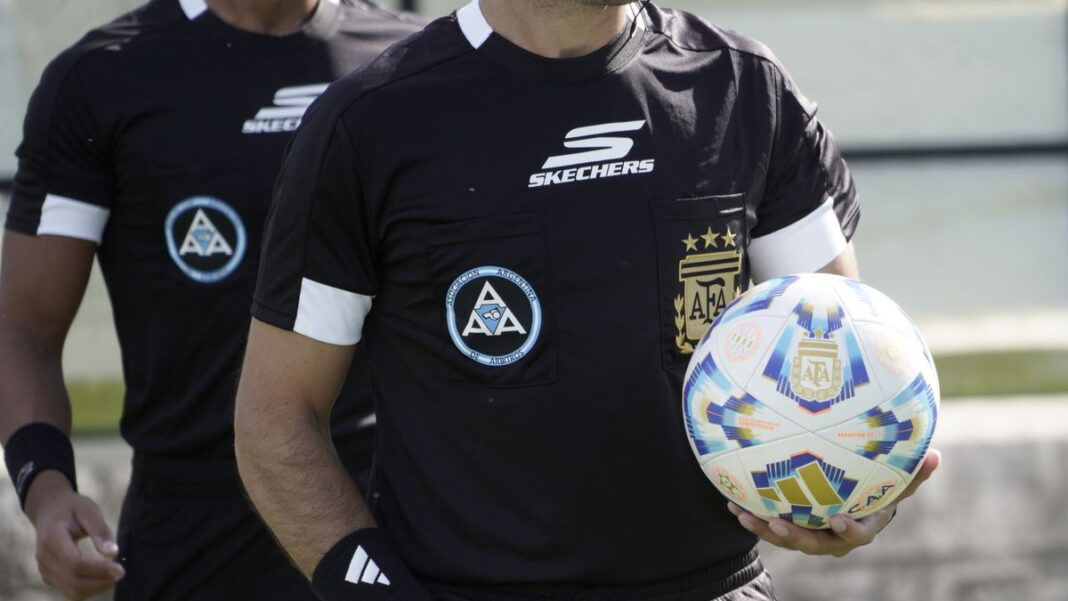 Árbitros argentinos Facundo Tello, Yael Falcón Pérez y Darío Herrera