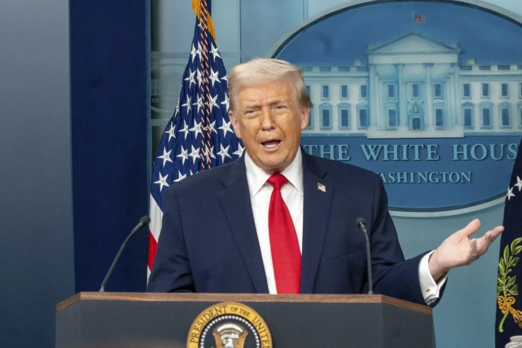 Buque de guerra estadounidense navegando en el Estrecho de Ormuz