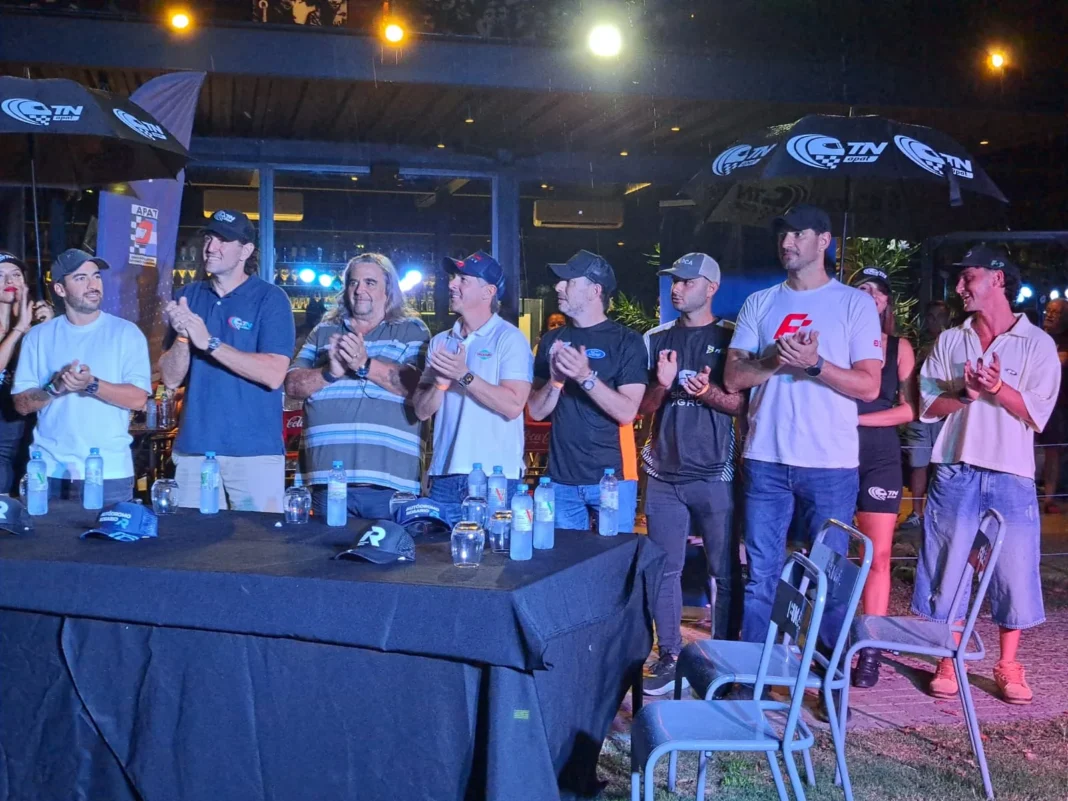 Autos de competición del Turismo Nacional en exhibición en el Parque Urquiza, Rosario.