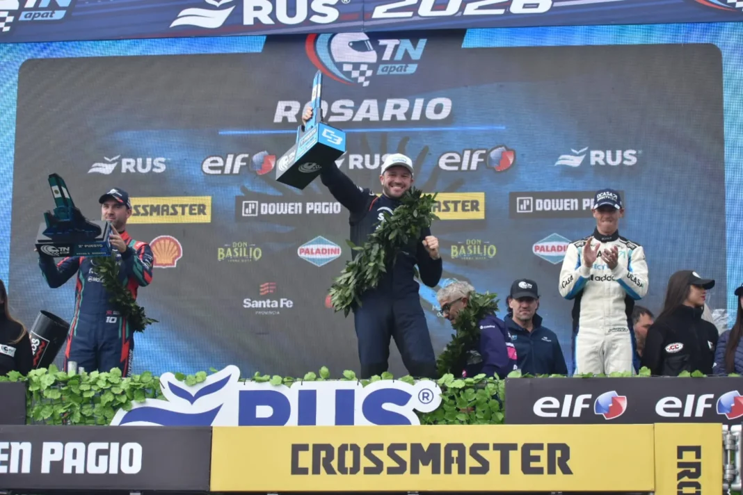 Pilotos compitiendo en la tercera fecha del Turismo Nacional en el autódromo Juan Manuel Fangio de Rosario.